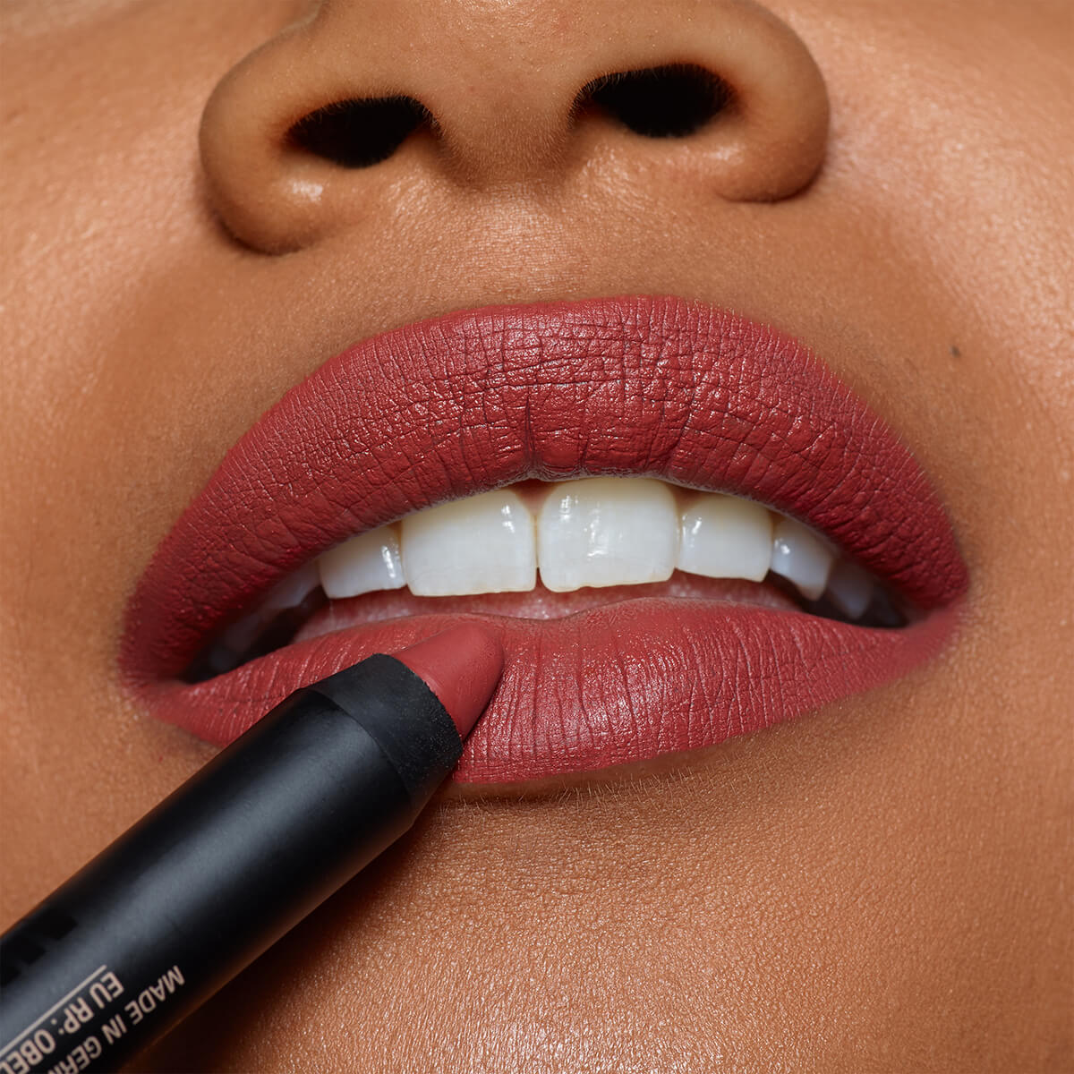 MAGNETIC MATTE LIP COLOR (LÁPIZ DE LABIOS MATE)